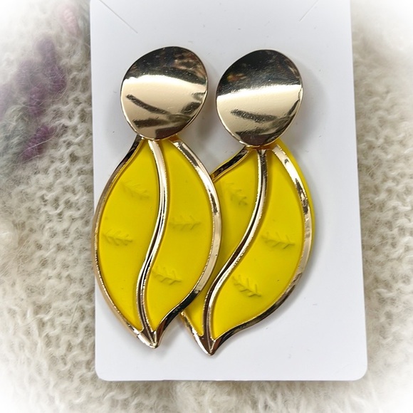 💕Beautiful Leaf Dangle Fashion Earrings Goldtone💕 - Picture 2 of 4